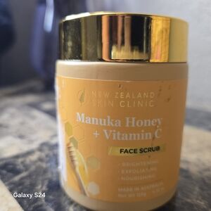 Manuka Honey + Vitamin C Face Scrub - Yellow